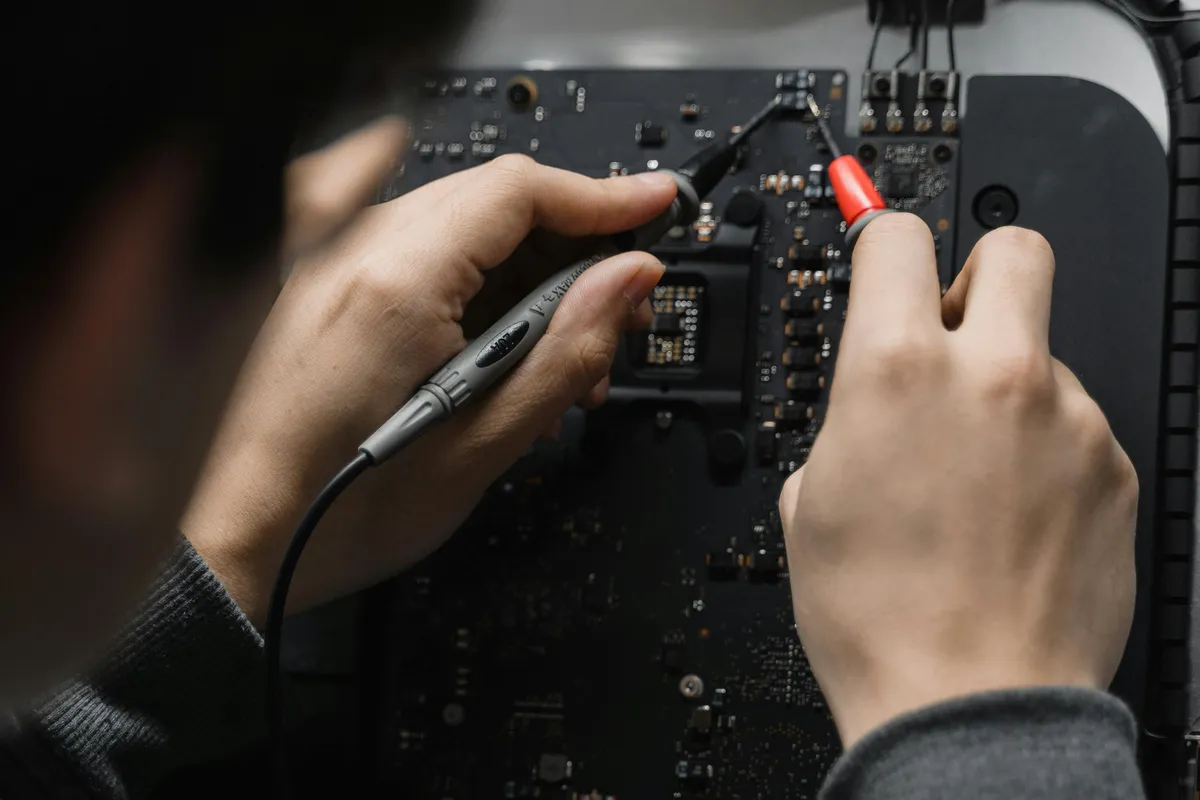 electrician safety PPE multimeter circuit breaker - photo par Tima Miroshnichenko