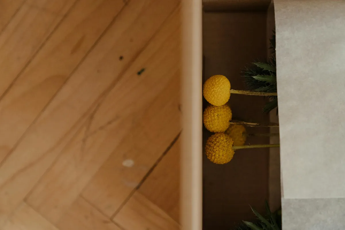 floating hardwood flooring expansion-gap sealant - photo par cottonbro studio
