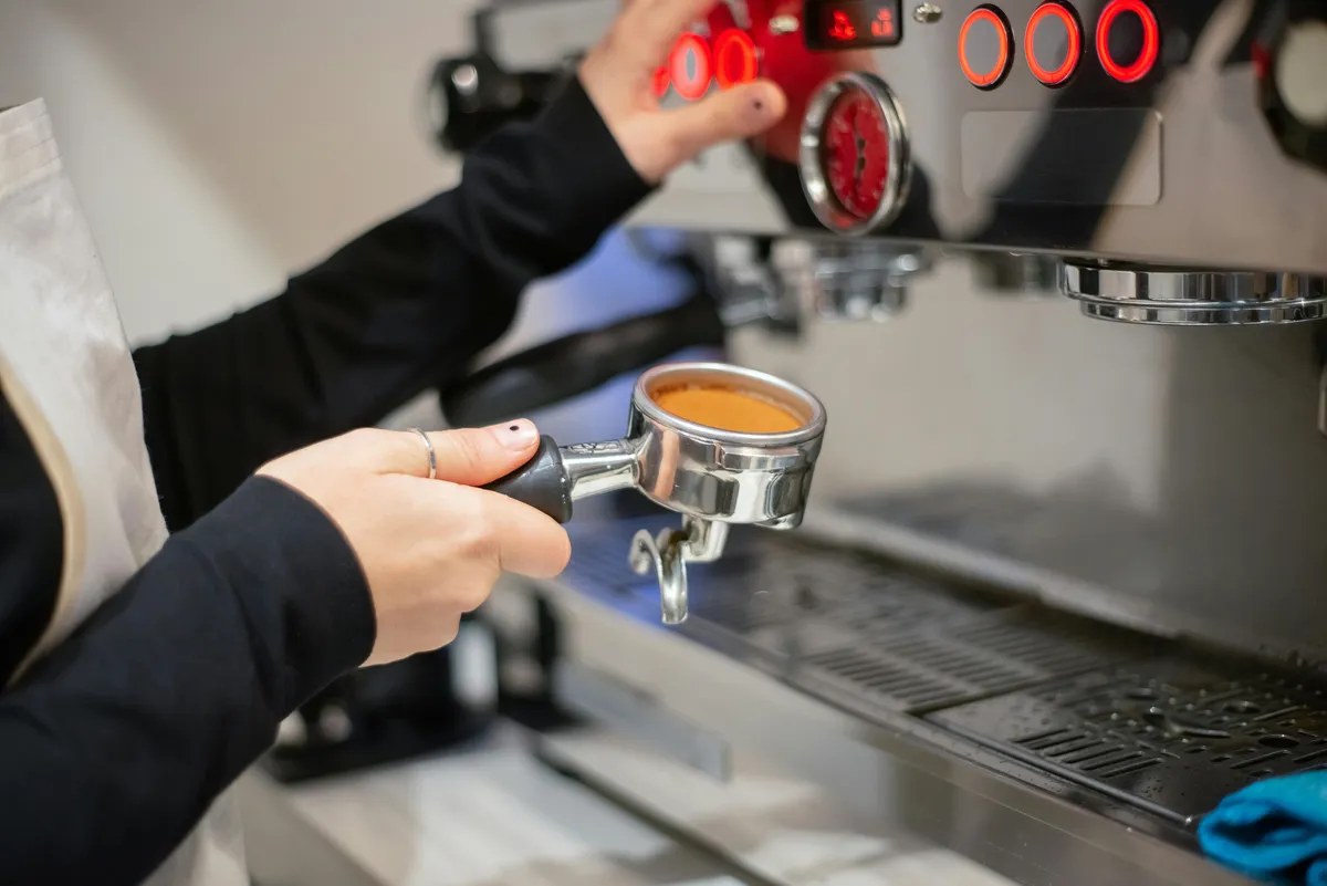 limescale crystals water heater espresso machine grounding failure - photo par Kampus Production